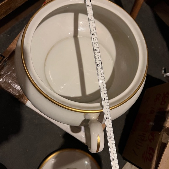 Vintage 22k yellow gold trim and cream large bowl with lid 6.2”high;7.4”diameter - Picture 10 of 12